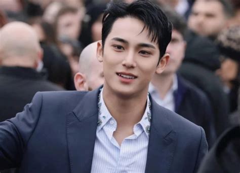 soc  nam lang nhac pop bi nhan vien brand  pham chup len anh ban