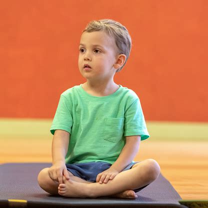 balita duduk  lantai  kelas yoga anakanak foto stok  gambar