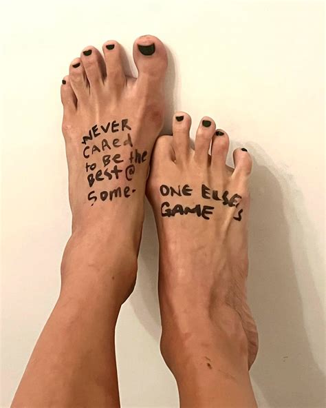 Gabbie Hanna's feet