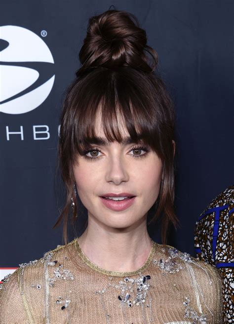 Lily Collins confirme le retour de la frange épaisse très Sixties