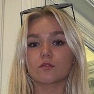 Katie Sigmond - Age, Family, Bio | Famous Birthdays
