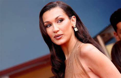 벨라 하디드(Bella Hadid)는 충격적으로 가슴을 드러냈고 그녀의 프릴 드레스는 칸 레드카펫을 휩쓸었다 - Vietnam.vn