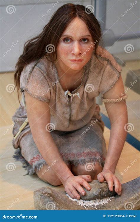 Une Reproduction Réaliste D'une Femme Préhistorique Image stock ...