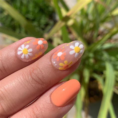 "Daisy" Nail Art Is Trending—& We Have Your Easy Step-By-Step Tutorial