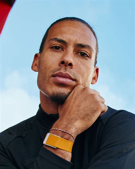 What is the Whoop wristband and why do football players use it? - nss