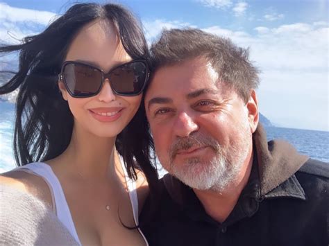 Жена Цекало надела провокационный бикини, прикрывшись цветами - TOPNews.RU