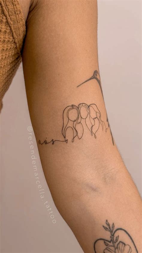 Traço Fino Tatuagem Mãe E Filha Delicada - Tatuagem delicada mãe e filha | Line tattoos, Tattoos, Fine line tattoos