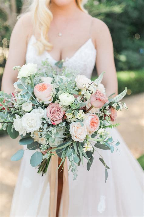 Need wedding ideas? Check out this earthy bridal bouquet with blush and