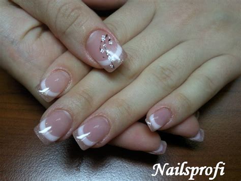 Короткий французский маникюр - Студия красоты "NailsProfi"