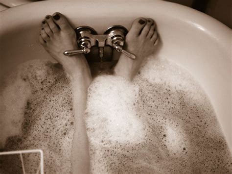 Hot Water Soak May Help Ease Poor Leg Circulation - Trendradars Latest