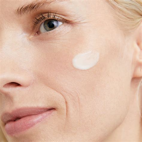Почему крем скатывается на лице и как правильно наносить крем | Eucerin