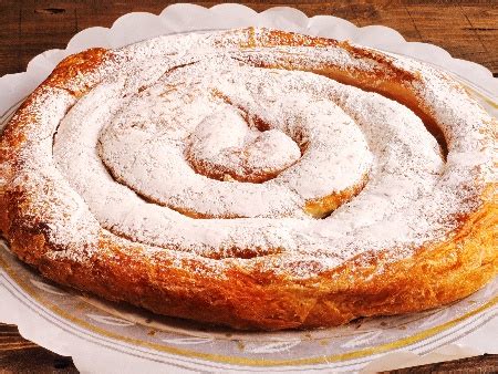 Домашен тиквеник с готови кори, бисквити, орехи, стафиди и канела