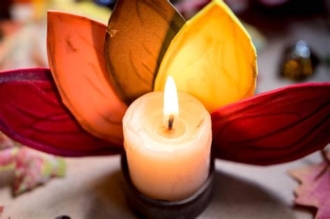 Hochzeitspaar zündet gemeinsam eine Unity Candle an und besiegelt damit ...
