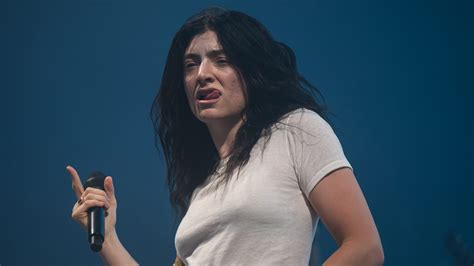 Lorde receives backlash for Pamela Anderson reference on new album