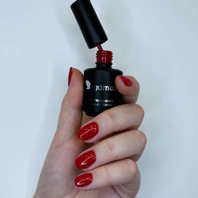 Semipermanente unghie corte: idee e tendenze per la nail art