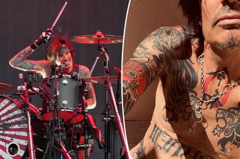 Mötley Crüe's Tommy Lee posts full-frontal nude photo