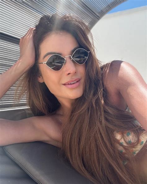 Patrícia Poeta posa de biquíni e renova bronzeado neste domingo