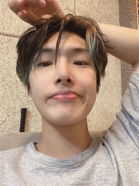 muke nangis rambut gerbang - Sebastian King
