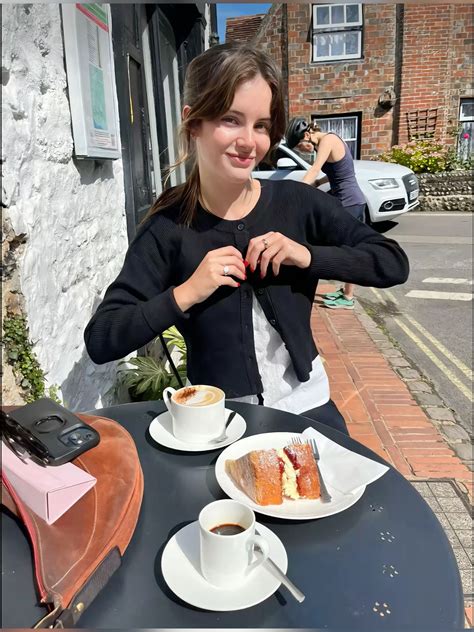 Faye Greenwoody in 2025 | Normal girl, Hijab fashion inspiration, Greenwood