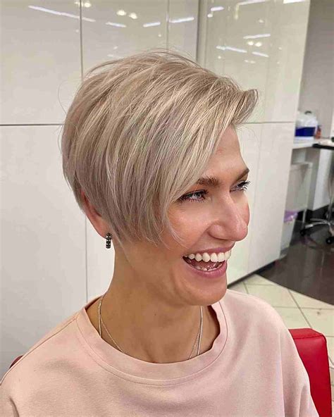 These very short pixie cuts have a secret anti-aging effect 40
