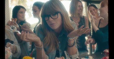 Diva Devotee: [Music Video] Taylor Swift Goes All Hipster In The Video