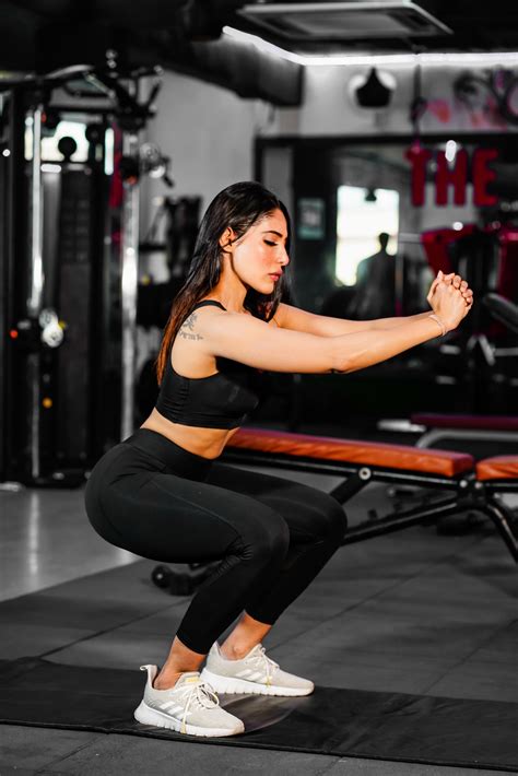 A girl squatting in the gym - PixaHive