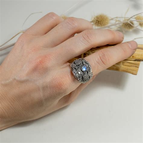 Серебряное кольцо с лунным камнем “Чертополох”
