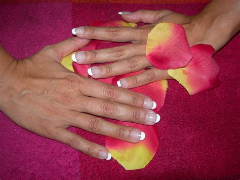 NON SOLO ESTETICA..: UNGHIE IN GEL: elegante french..