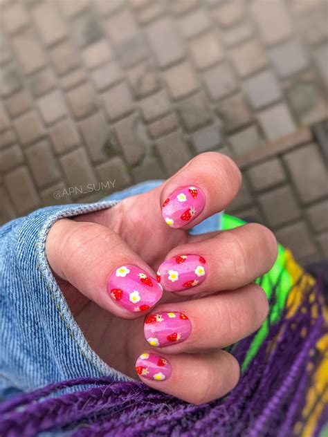 Клубничный маникюр | Womens flip flop, Nails, Flop