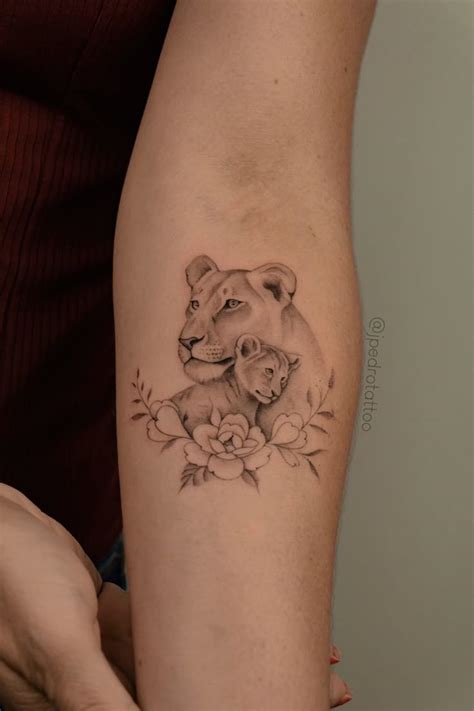 Tatuagem Mae Leoa E 1 Filhote - João Pedro | Tattoo Artist 🦋 on Instagram: "As leoas já são clássicas ...