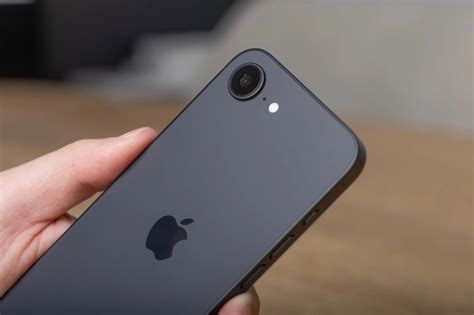 iphone 13 vs 16e 2