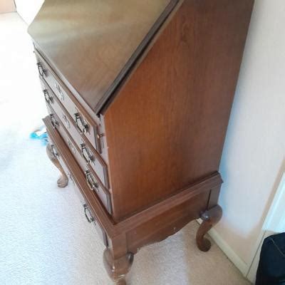 MADDOX COLONIAL REPRODUCTIONS QUEEN ANNE STYLE SECRETARY DESK ...