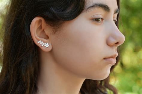 Срібні сережки у вигляді цвіту з білими фіанітами - Dadiverin Jewelry