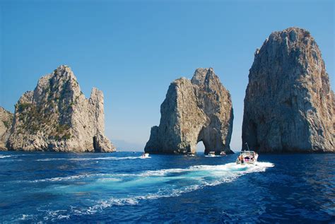 Cosa sono i faraglioni di Capri e come si sono formati?