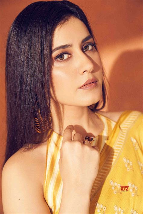 Actress Raashi Khanna Gorgeous And Sexy HD Stills In A Saree - Social