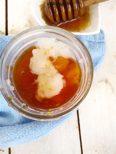 DIY Coconut Oil And Honey Face Mask For Dry Skin - BlissOnly