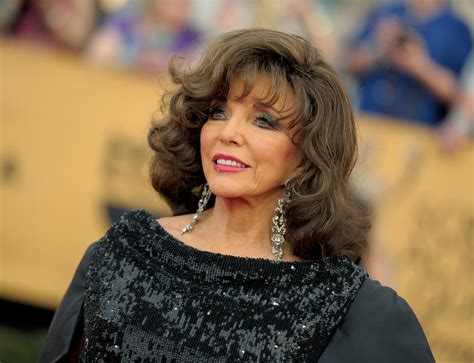 Joan Collins ya no es así: a los 90 años celebra Navidad en traje de
