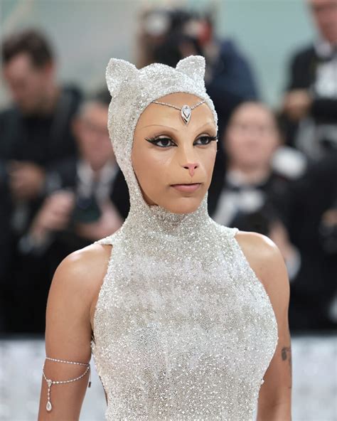 Doja Cat Is Unrecognizable Dressed As Karl Lagerfeld’s Cat Choupette ...