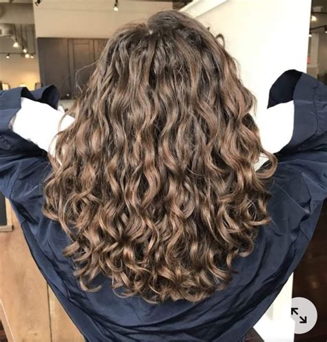 krullend haar  laagjes krullend haar knippen haarstijlen kapper