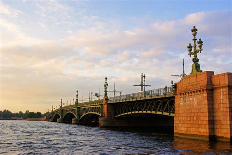 Троицкий мост, Город