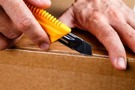 how to open a box cutter
