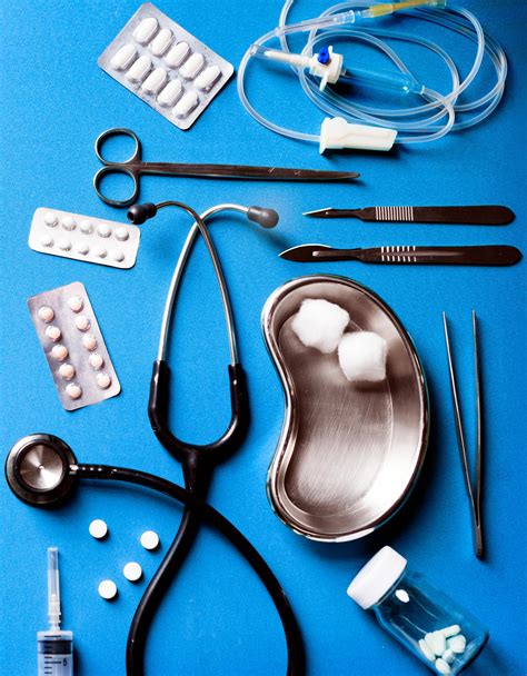 Doctor preparing medical tools for operation | Free photo - 427589