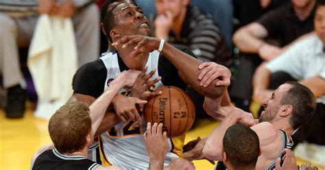 Dwight Howard ejected as Spurs sweep Lakers