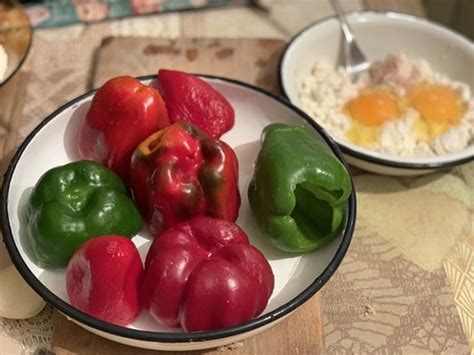 Пълнени чушки с извара и сирене