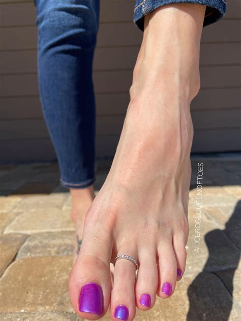 Start at my toes & work your way to between my legs : r/FeetInYourFace