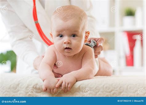 Baby Met Pediater in Medisch Bureau De Arts Luistert Aan Het Hart Met ...