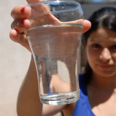 Vecinos se quejan por la mala calidad del suministro de agua