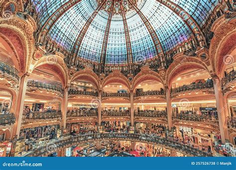 shopping galeries lafayette foto de stock editorial imagem de paris
