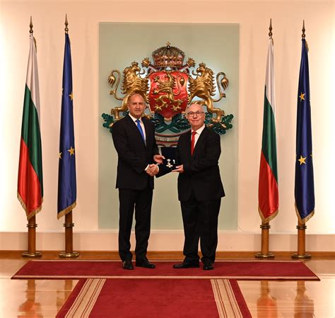 УНСС :: Президентът Румен Радев удостои проф. д-р Лалко Дулевски с ...