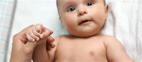 Newborn Baby and Infant Reflexes | Pampers